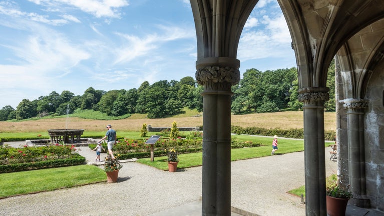 Edrych dros yr ardd yn Nhŷ Newton, Dinefwr, Sir Gâr